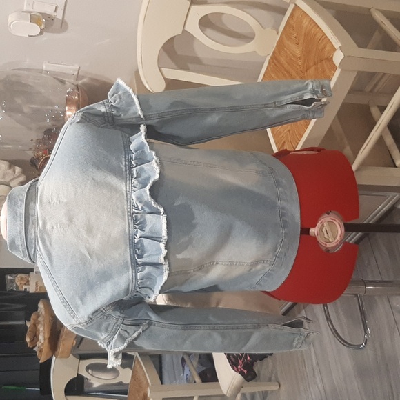 Has little mark on the sleeve as shown on the picture - Picture 5 of 9